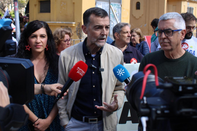 El coordinador federal de Izquierda Unida, Antonio Maíllo, atiende a los medios en Málaga el marco de la manifestación por el derecho a la vivienda