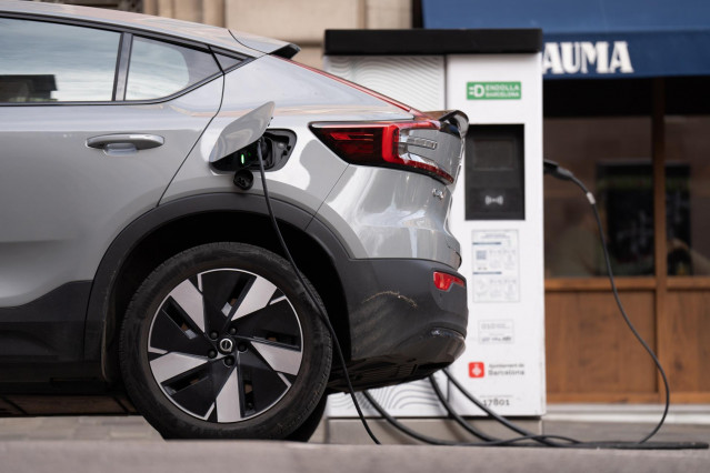 Archivo - Un coche cargándose en un punto de carga público para coches eléctricos, a 14 de febrero de 2025, en Barcelona, Cataluña (España).
