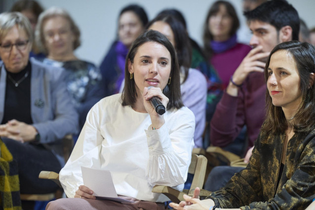 Archivo - La secretaria política de Podemos y eurodiputada, Irene Montero (i), y la secretaria general de Podemos y diputada, Ione Belarra (d), durante un acto de Podemos, en el espacio Próxima Estación, a 6 de marzo de 2025, en Madrid (España).