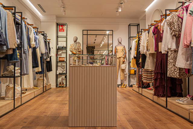 Archivo - Interior de tienda de Silbon