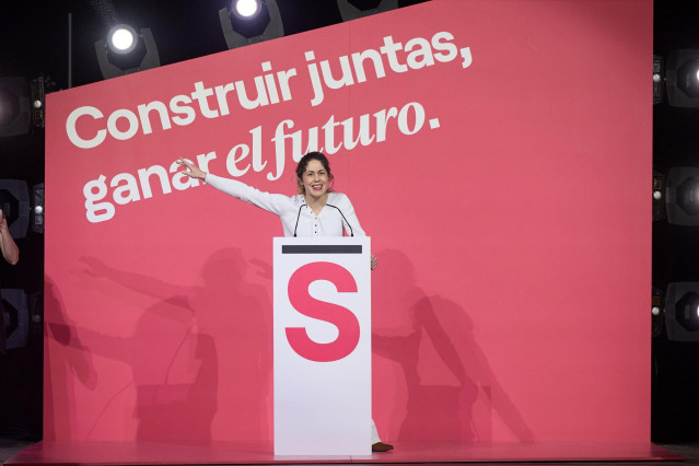 La nueva coordinadora general de Sumar, Lara Hernández, interviene durante la clausura de la Asamblea Estatal de Sumar, en el Teatro Alcázar, a 30 de marzo de 2025, en Madrid (España).
