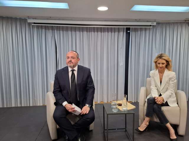El líder del PP catalán, Alejandro Fernández, junto a la diputada del PP Cayetana Álvarez de Toledo, durante la presentación de su libro 'A calzón quitao' (Esfera de los libros), en el Círculo de Bellas Artes de Madrid.