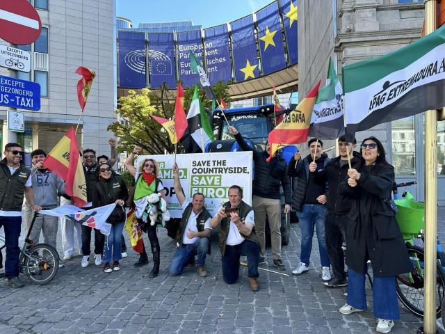 Bruselas.- La tractora extremeña reparte vino y aceite en Bruselas para 