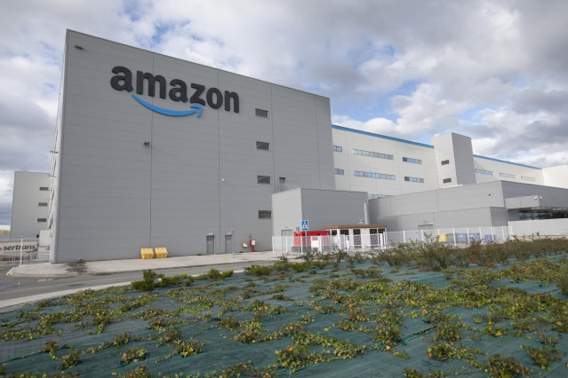 Archivo - Fachada del centro Logístico de Amazon en el polígono de Bobes en Siero, Asturias (España).