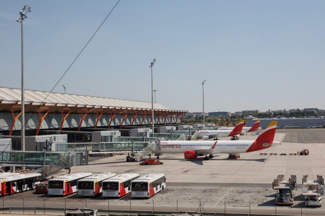 Archivo - Varios aviones en la terminal 4 del Aeropuerto Adolfo Suárez Madrid-Barajas