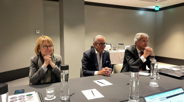 El presidente ejecutivo de Renta Corporación, Luis Hernández de Cabanyes, el consejero delegado, David Vila, y la directora general corporativa, Maribel Meléndez, en rueda de prensa