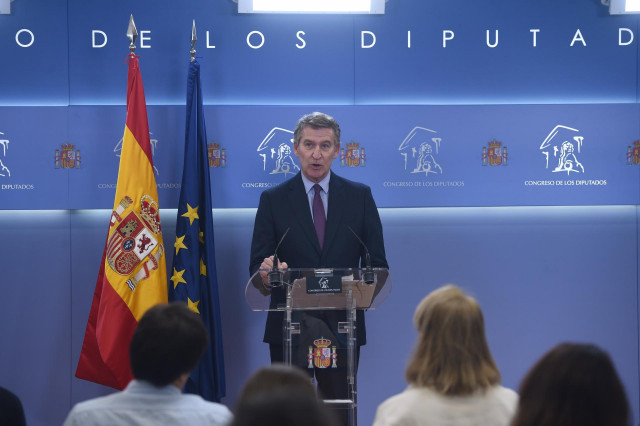 El presidente del Partido Popular, Alberto Núñez Feijóo, comparece ante los medios en el Congreso.
