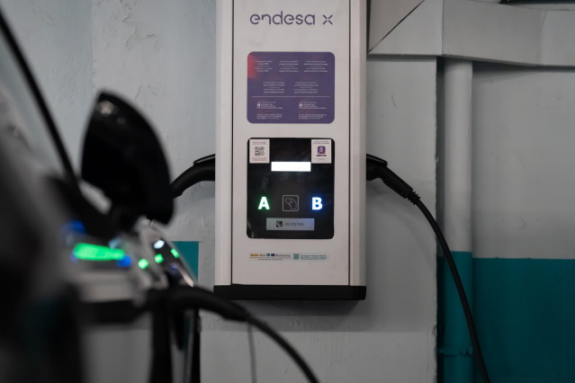 Archivo - Un punto de carga público para coches eléctricos, a 14 de febrero de 2025, en Barcelona, Cataluña (España).