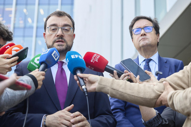 El presidente del Principado de Asturias, Adrián Barbón (i), y el ministro para la Transformación Digital y de la Función Pública, Óscar López (d), a su llegada a una reunión, en la sede del Ministerio para la Transformación Digital y de la Función Públic