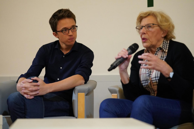 Archivo - (I-D) El que fuera candidato de Más País a las elecciones del 10N, Íñigo Errejón, escucha la intervención de la exalcaldesa de Madrid, Manuela Carmena
