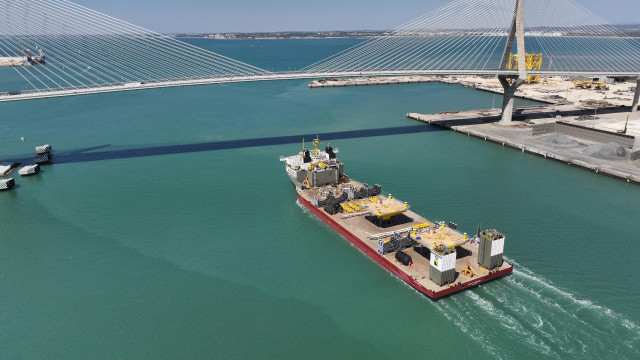 Archivo - Los módulos para conexión de la subestación con su base para Estados Unidos salen en un barco de los astilleros de Puerto Real (Cádiz)