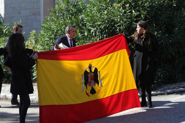 Archivo - El nieto de Francisco Franco, Jaime Felipe Martínez-Bordiú y Franco, y otros familiares del dictador, reciben con una bandera a los restos del caudillo en el cementerio de El Pardo-Mingorrubio, donde será inhumado, en El Pardo (Madrid, España),