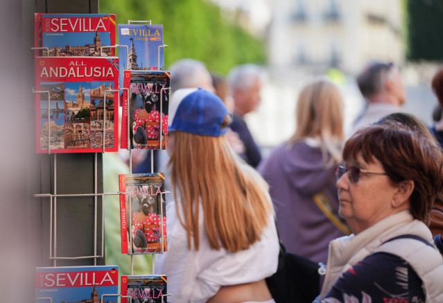 Imagenes de recurso de turistas por el centro de Sevilla. A 31 de marzo de 2025, en Sevilla (Andalucía, España).