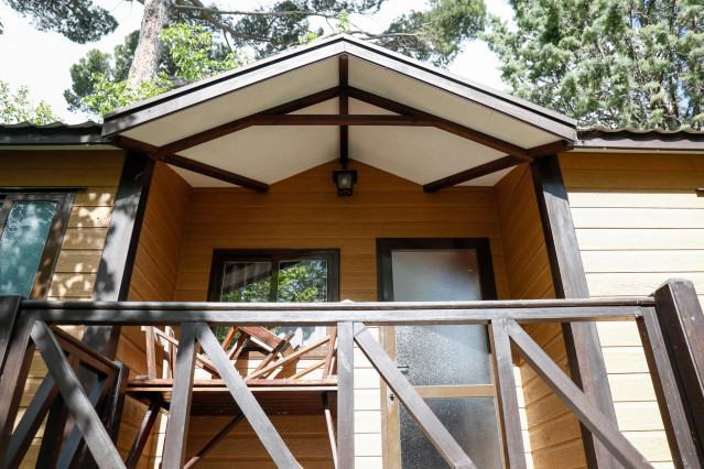 Archivo - Entrada a un bungalow del Camping Internacional de Aranjuez.
