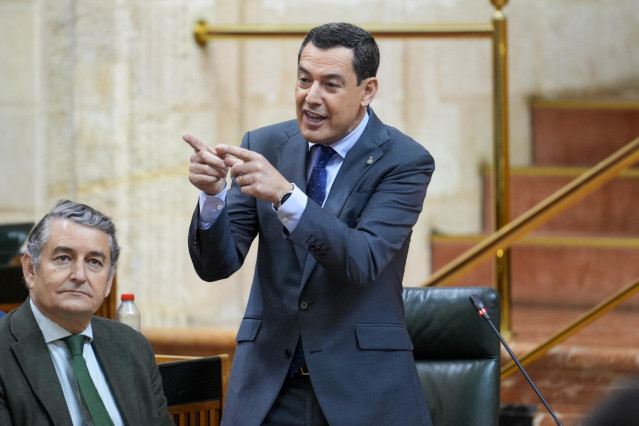 El presidente de la Junta de Andalucía, Juanma Moreno, interviene durante la sesión de control en el pleno del Parlamento andaluz. A 10 de abril de 2025, en Sevilla (Andalucía, España). Segunda jornada de Pleno, con Sesión de Control al Gobierno y pregunt