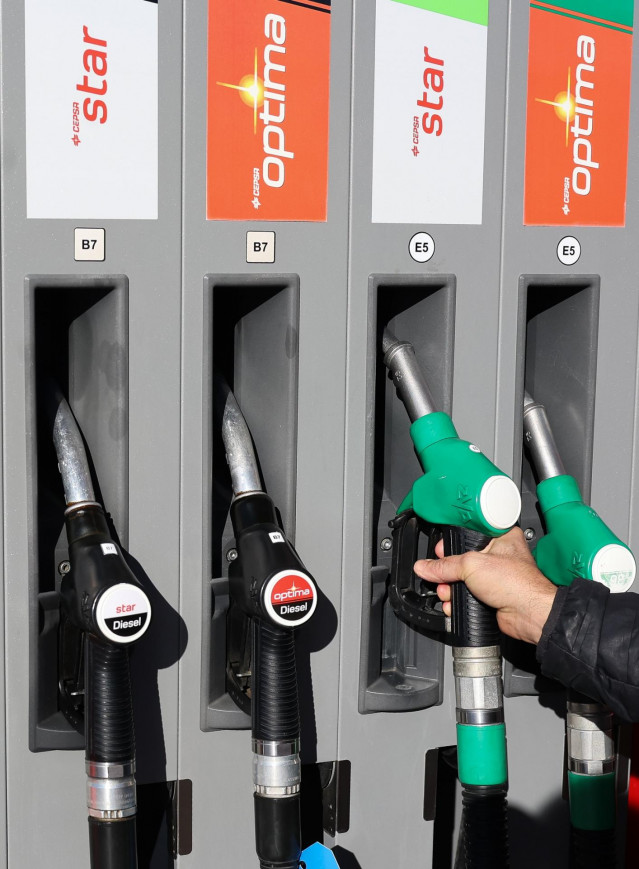 Archivo - Una persona reposta en una gasolinera, a 26 de diciembre de 2024, en Madrid (España). Coincidiendo con la primera fase de la operación salida de Navidad, que tuvo lugar desde el pasado 20 de diciembre hasta ayer, 25 de diciembre, los precios de