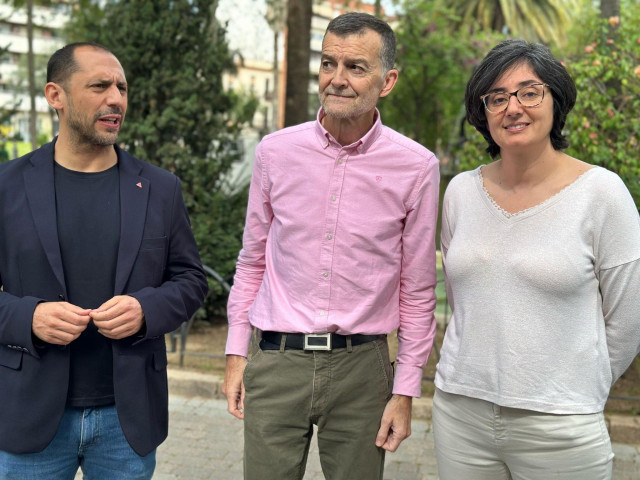 Antonio Maíllo (centro), entre los dirigentes de IU en Córdoba.