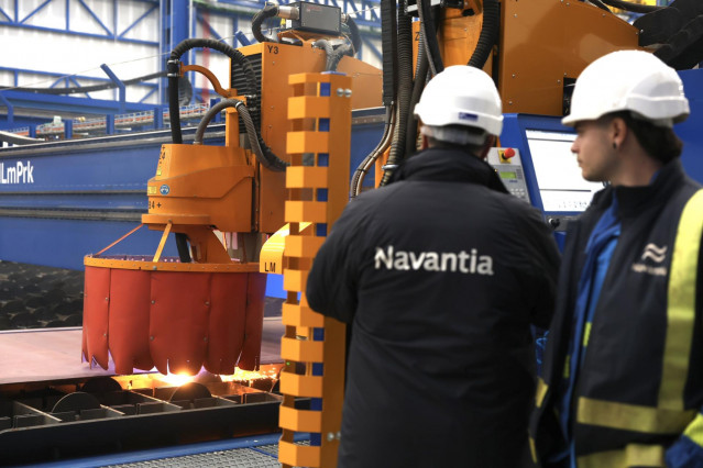 Archivo - Trabajadores de Navantia en los astilleros de San Fernando en el corte de chapa de una corbeta para el Ministerio de Defensa de Arabia Saudí. ARCHIVO.