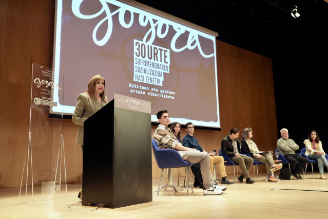 Maria Jesús San José abre la jornada organizada por Gogora en la que han conversado estudiantes de Bachillerato con víctimas y amenazados por ETA.