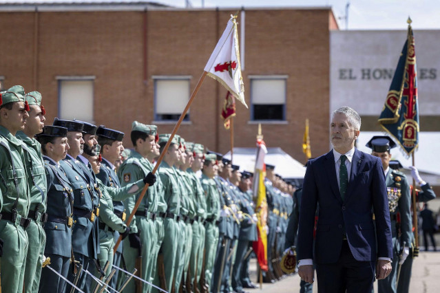 El ministro de Interior, Fernando Grande-Marlaska, durante la jura de bandera de la 171ª promoción del Colegio de Guardias Jóvenes, el 10 de abril de 2025, en Valdemoro (Madrid).