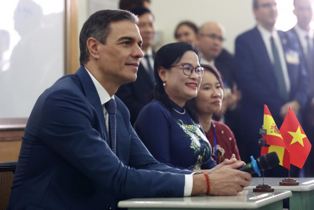 El presidente del Gobierno, Pedro Sánchez, mantiene un encuentro con estudiantes de la Universidad Nacional de la Ciudad de Ho Chi Minh.