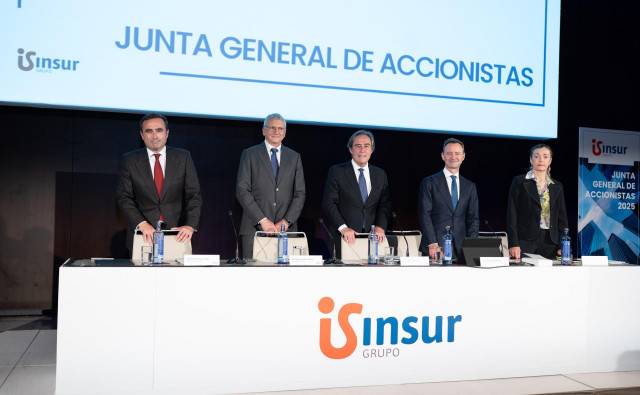Cargos directivos del Grupo Insur en los instantes previos al comienzo de la Junta General de Accionistas.