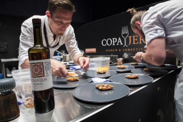 Archivo - Un chef cocinando en el concurso Copa Jerez