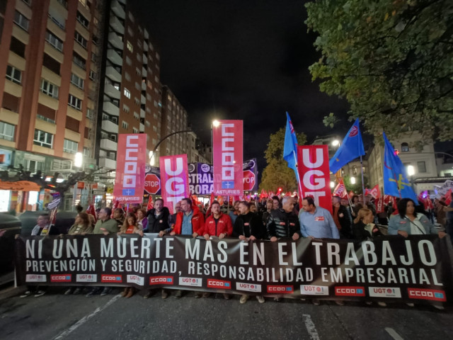 Archivo - Foto de archivo de una manifestación contra la siniestralidad laboral, convocada por CCOO y UGT en Gijón.