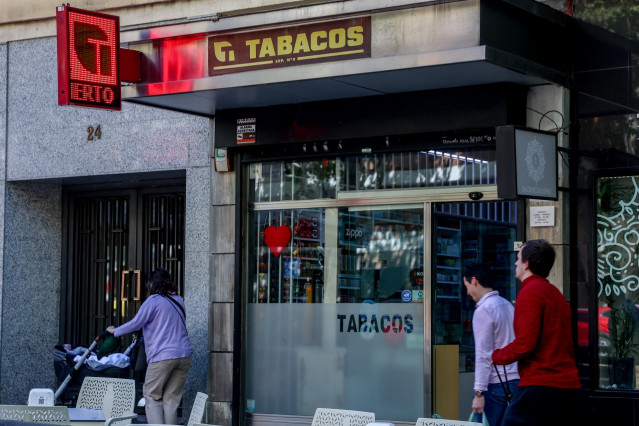 Archivo - Fachada de un estanco, en Madrid (España)