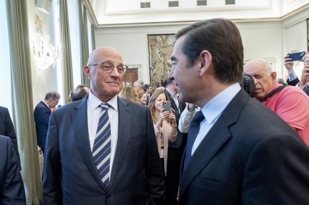 Archivo - El presidente del BBVA, Carlos Torres Vila (d), y el presidente del Banco Sabadell, Josep Oliu (i), a 24 de septiembre de 2024, en Madrid (España).