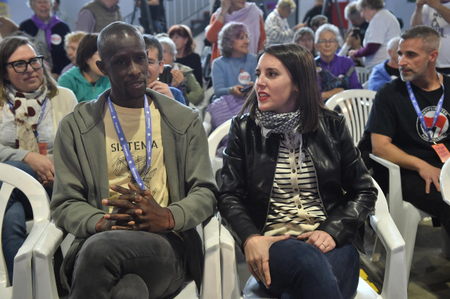El secretario de antirracismo de Podemos, Serigne Mbayé y la eurodiputada de Podemos, Irene Montero, durante la V Asamblea Ciudadana de Podemos, en el Pabellón de Convenciones de Casa de Campo, a 11 de abril de 2025, en Madrid (España). Podemos celebra la
