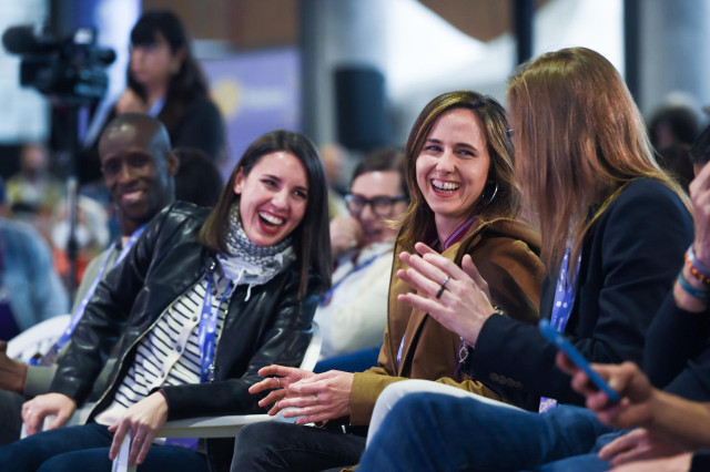 La eurodiputada de Podemos, Irene Montero (i) y la secretaria general de Podemos y diputada, Ione Belarra (c), durante la V Asamblea Ciudadana de Podemos, en el Pabellón de Convenciones de Casa de Campo, a 11 de abril de 2025, en Madrid (España). Podemos