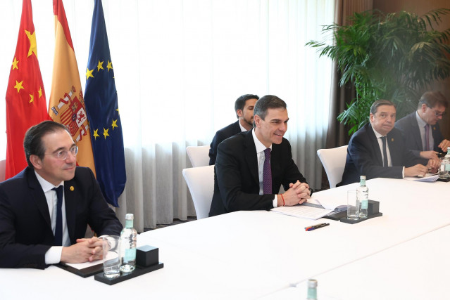 El ministro de Asuntos Exteriores, Unión Europea y Cooperación, José Manuel Albares; el presidente del Gobierno de España, Pedro Sánchez y el ministro de Agricultura, Pesca y Alimentación, Luis Planas, durante la visita a China