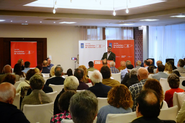 El presidente del Principado y secretario de la FSA-PSOE, Adrián Barbón, en Villaviciosa.