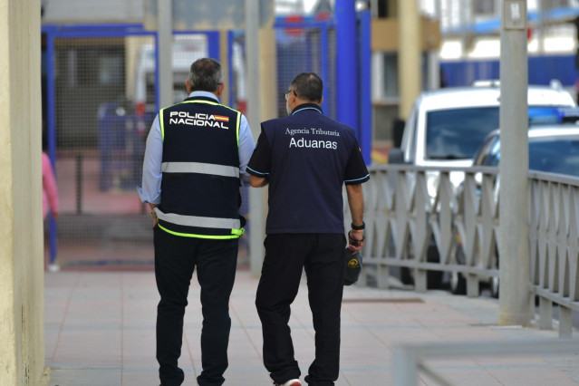 Archivo - Un agente de Policía Nacional y un trabajador de Agencia Tributaria-Aduanas