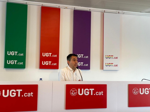 El secretario de Política Sindical de UGT de Catalunya, Oscar Riu, este lunes en rueda de prensa para presentar el informe '¿Cuándo se logrará la jornada de 37,5 horas?' de UGT Catalunya