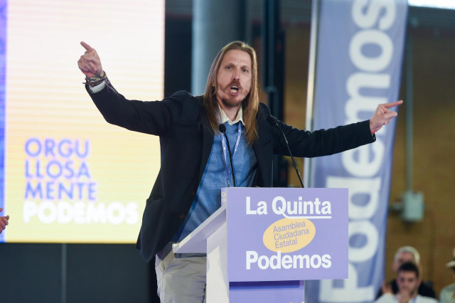 El secretario de Organización de Podemos, Pablo Fernández, interviene durante la V Asamblea Ciudadana de Podemos, en el Pabellón de Convenciones de Casa de Campo, a 11 de abril de 2025, en Madrid (España).