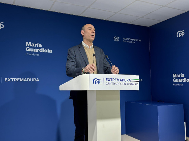 El portavoz del PP de Extremadura, José Ángel Sánchez Juliá, en rueda de prensa