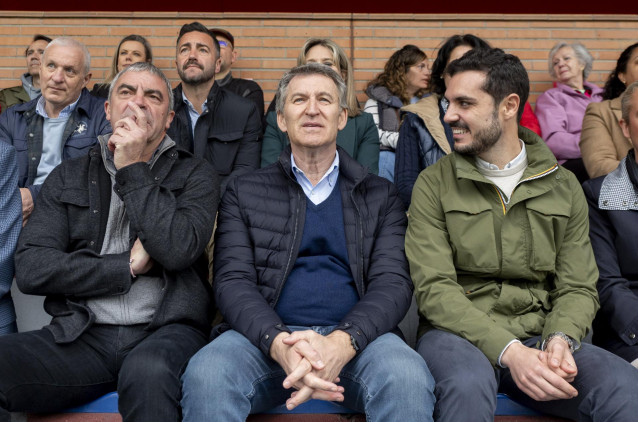 El presidente del Partido Popular, Alberto Núñez Feijóo, interviene ante los medios de comunicación antes de asistir al partido entre el AD Torrejón CF y el Real Madrid, a 14 de abril de 2025, en Torrejón de Ardoz, Madrid (España). El partido se disputa e