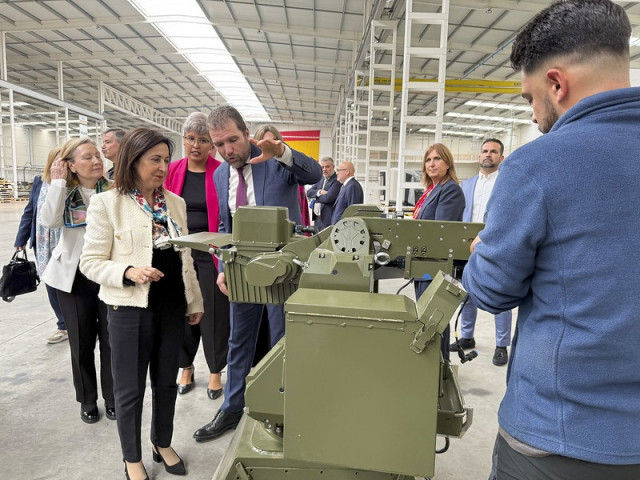 La ministra de Defensa, Margarita Robles, visita las instalaciones de Escribano Mechanical and Engineering (EM&E Group), en Córdoba.