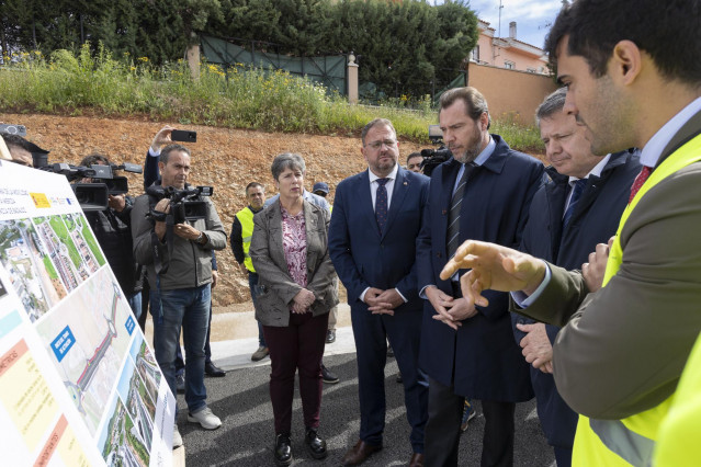 El ministro de Transporte y Movilidad Sostenible, Óscar Puente, visita las obras para adecuar al tránsito de peatones y ciclistas el tramo de la N-630 a su paso por el municipio de Mérida