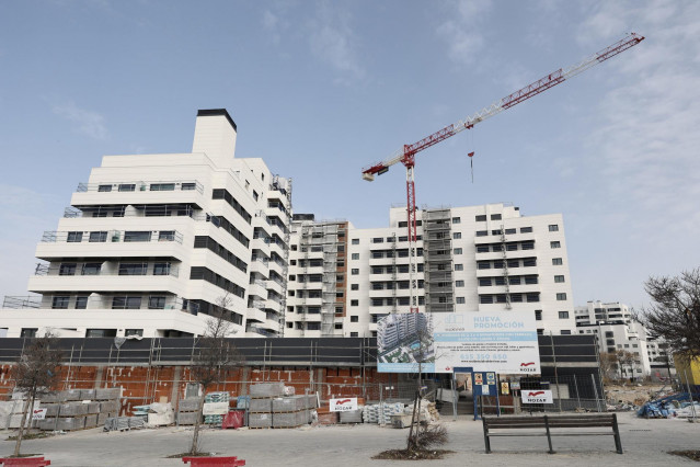 Archivo - Una grúa en un edificio en obras, a 11 de febrero de 2022, en Madrid (España).