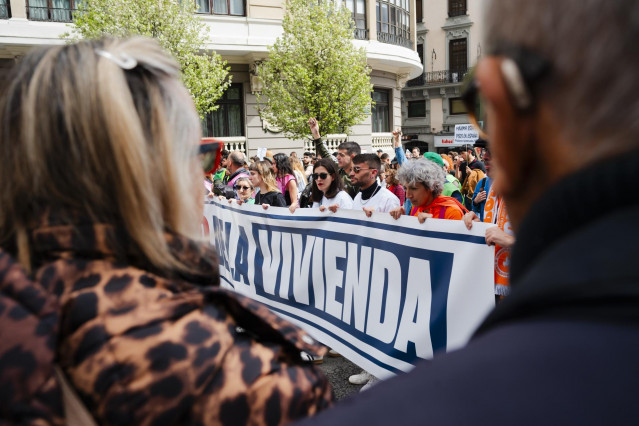 Decenas de personas durante una manifestación por la vivienda, desde Atocha, a 5 de abril de 2025, en Madrid (España).