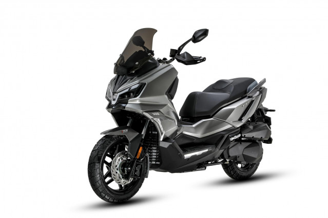 Archivo - SYM lanza su nueva 'scooter' ADX 300 con 278 centímetros cúbicos y desde 4.599 euros.