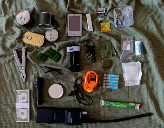 Diferentes utensilios que conforman un kit de supervivencia, a 28 de marzo de 2025, en Madrid (España).