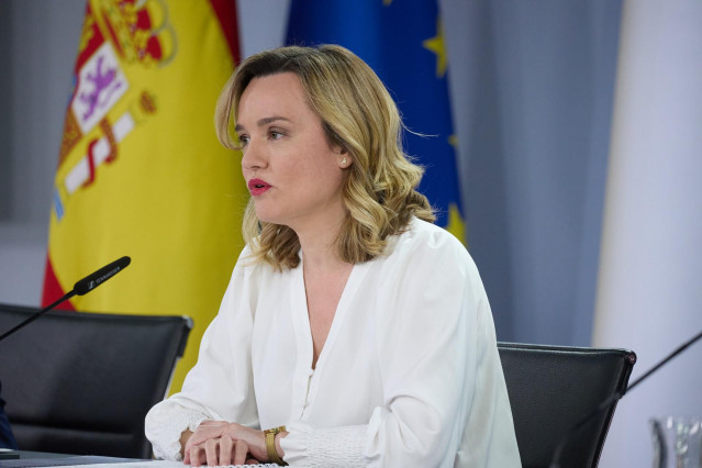 La ministra de Educación, Formación Profesional y Deportes y Portavoz del Gobierno, Pilar Alegría, durante una rueda de prensa posterior a la reunión del Consejo de Ministros, en el Palacio de La Moncloa, a 15 de abril de 2025, en Madrid (España).