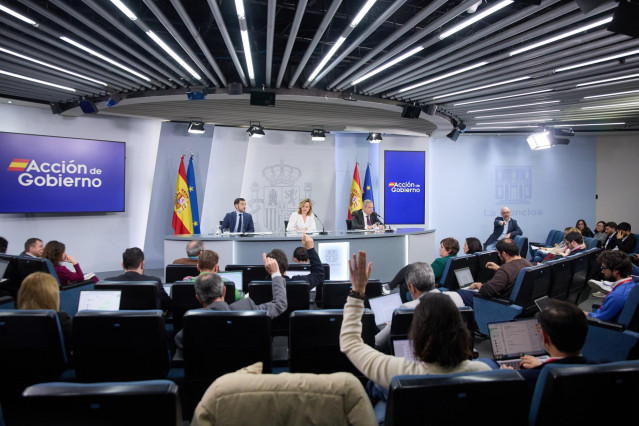 (I-D) El ministro de Derechos Sociales, Consumo y Agenda 2030, Pablo Bustinduy; la ministra de Educación, Formación Profesional y Deportes y Portavoz del Gobierno, Pilar Alegría, y el ministro de Industria y Turismo, Jordi Hereu.