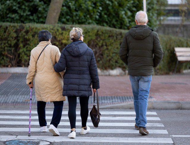 Archivo - Varias personas mayores de 55 años caminando por una calle de Madrid