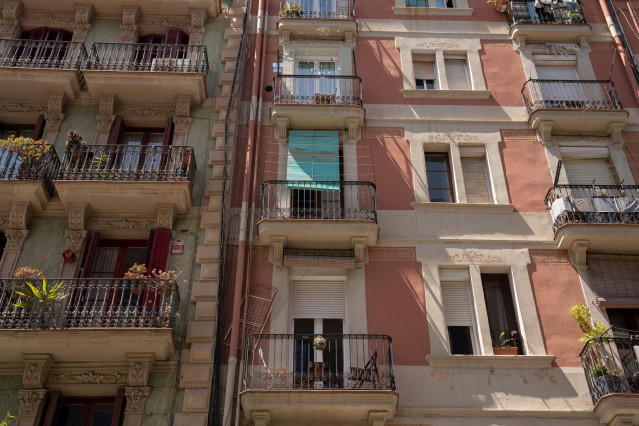 Archivo - Fachada de un edificio de viviendas, a 17 de mayo de 2023, en Barcelona, Cataluña (España). Después de su aprobación en el Congreso el pasado 27 de abril, hoy se ha aprobado en el Senado la Ley por el derecho a la vivienda. La Ley es una de las