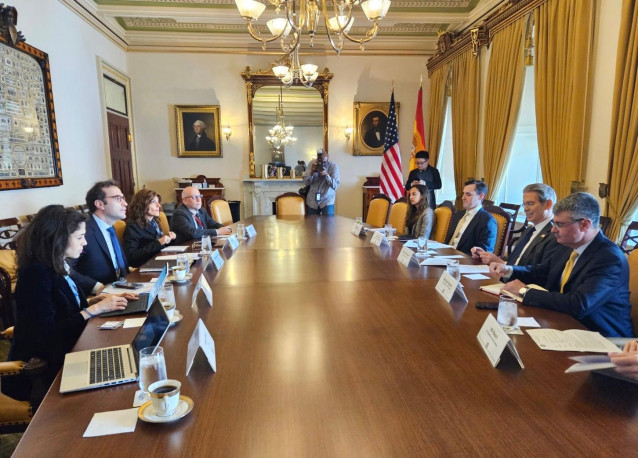 El ministro de Economía, Comercio y Empresa, Carlos Cuerpo (2i), durante su reunión con el secretario del Tesoro de Estados Unidos, Scott Bessent (2d) en Washington (Estados Unidos).